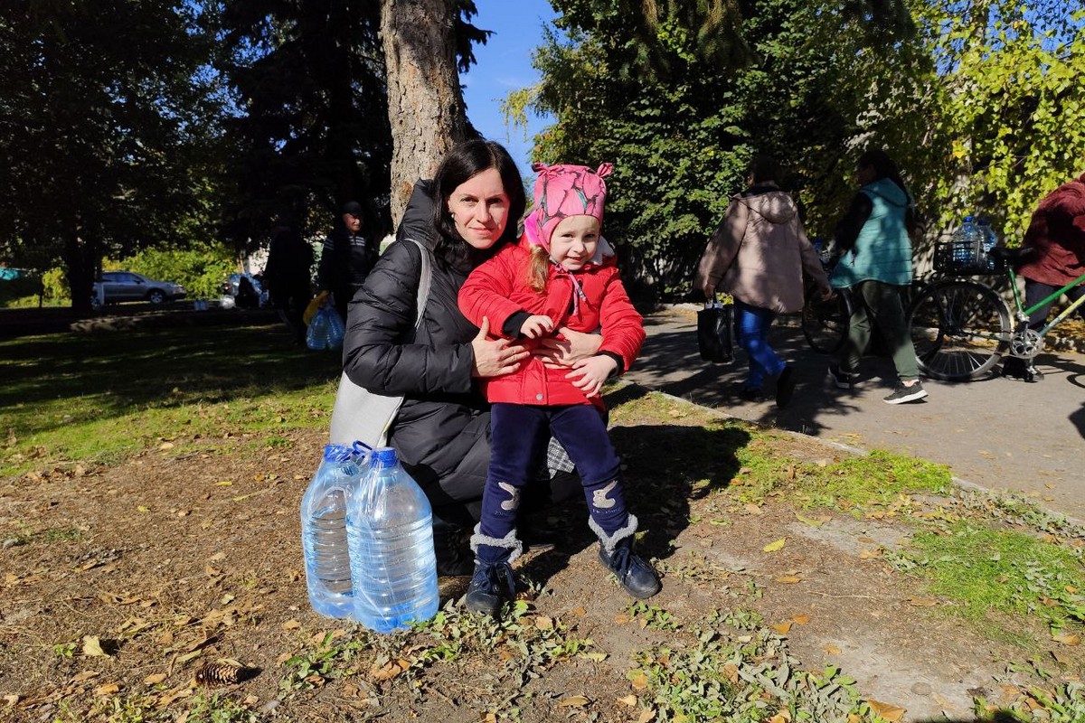 «Вперше за два роки настрій був пригнічений»: мешканцям Томаківки роздали воду, але люди вже не радіють…