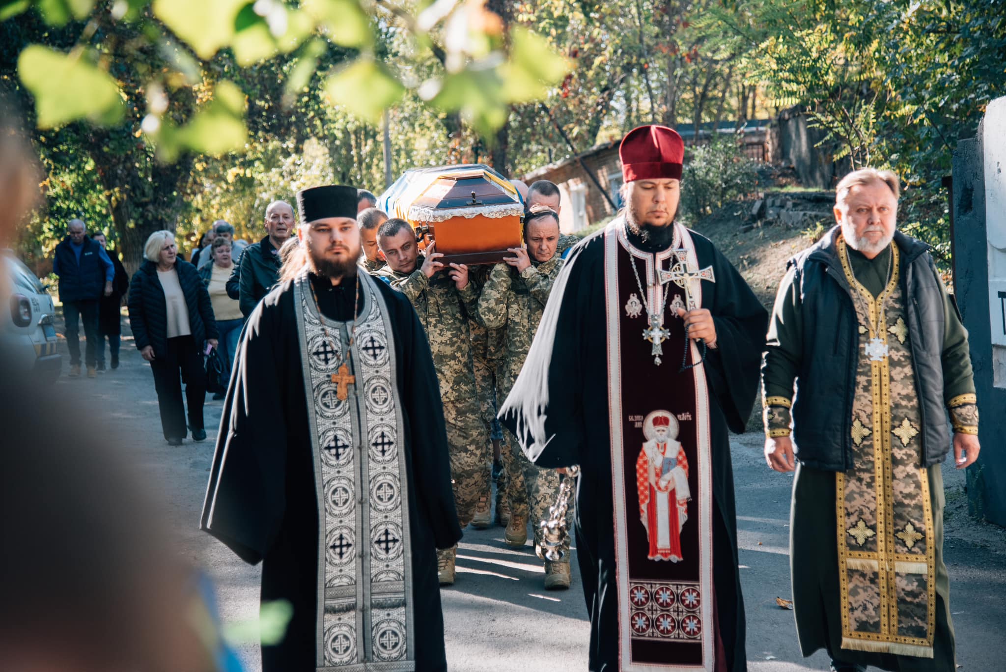 Був добрим, щирим і працьовитим: у Нікополі сьогодні провели в останню путь Героя (фото)