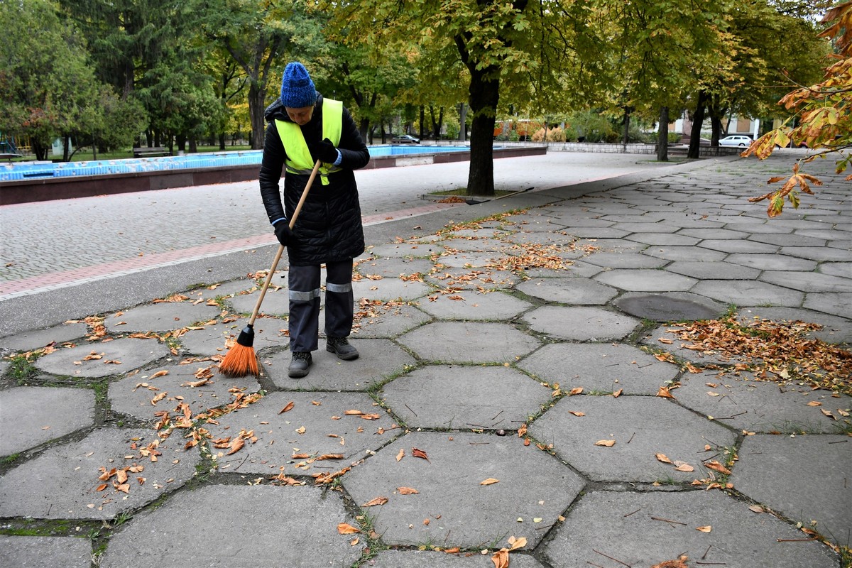 «Ці роботи символізують надію на краще»: у обстріляному Нікополі підрізають троянди, збирають листя, косять траву