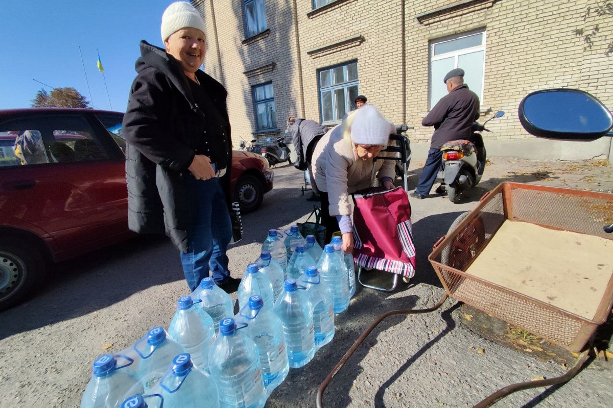 «Вперше за два роки настрій був пригнічений»: мешканцям Томаківки роздали воду, але люди вже не радіють…