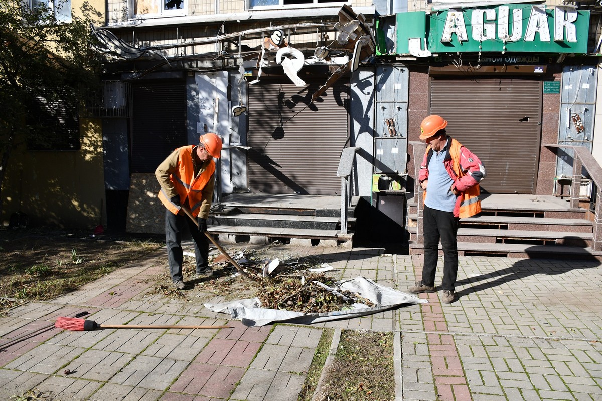 Обстріли центру Нікополя та приватного сектору: комунальники усувають наслідки