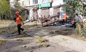 Обстріли центру Нікополя та приватного сектору: комунальники усувають наслідки