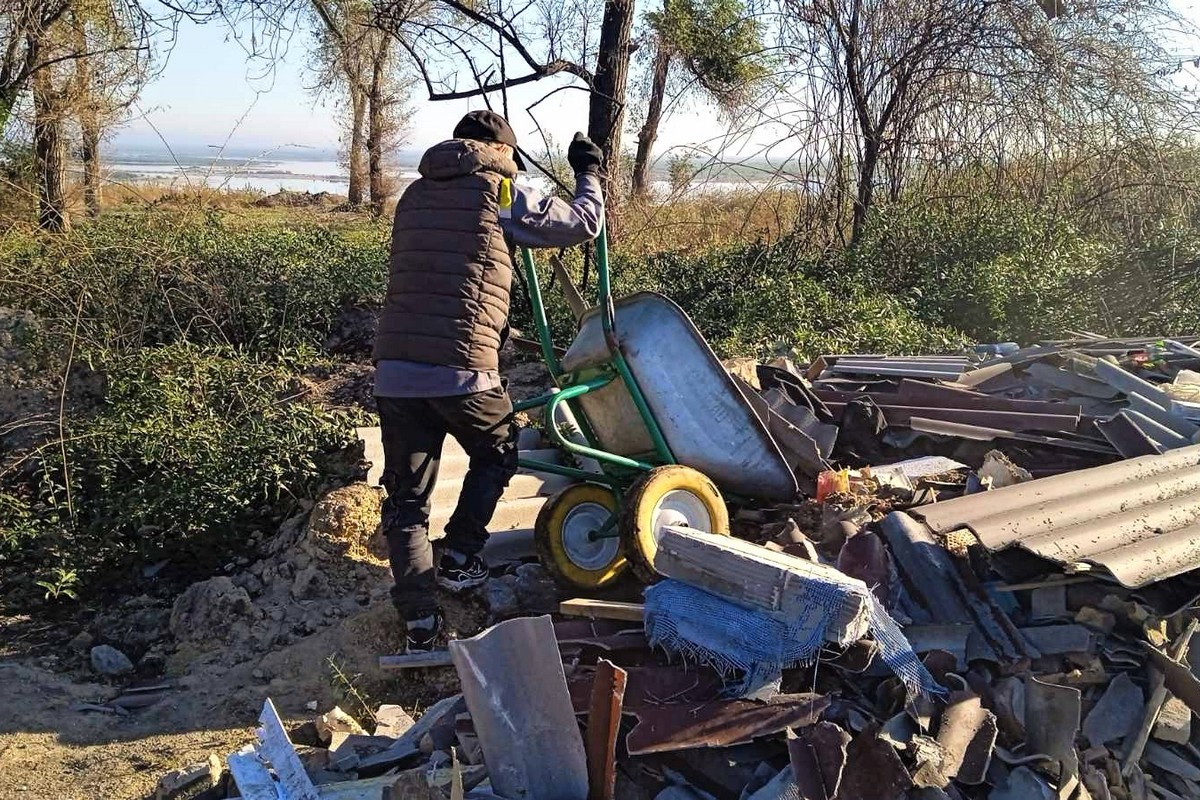 Обстріли центру Нікополя та приватного сектору: комунальники усувають наслідки