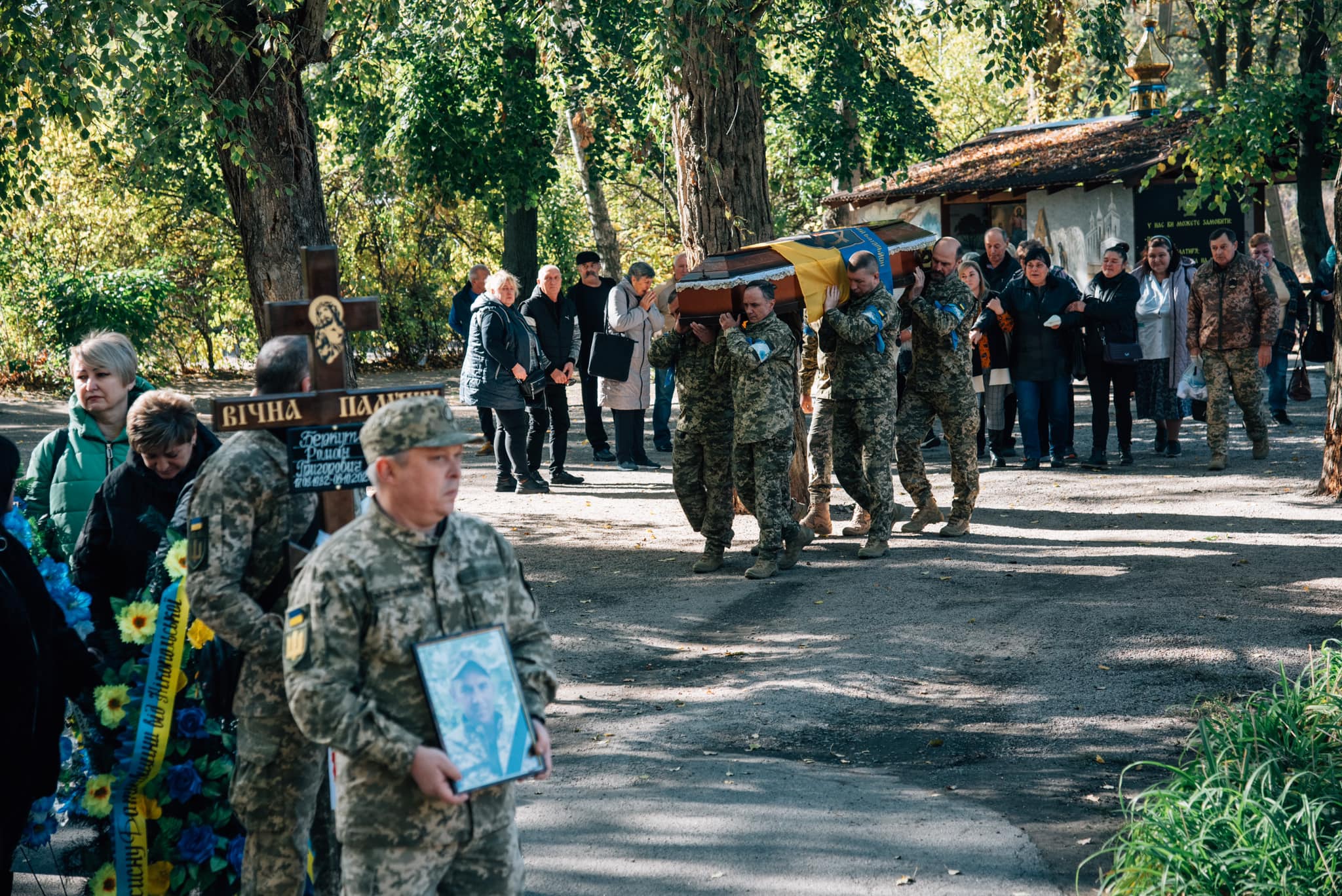 Був добрим, щирим і працьовитим: у Нікополі сьогодні провели в останню путь Героя (фото)