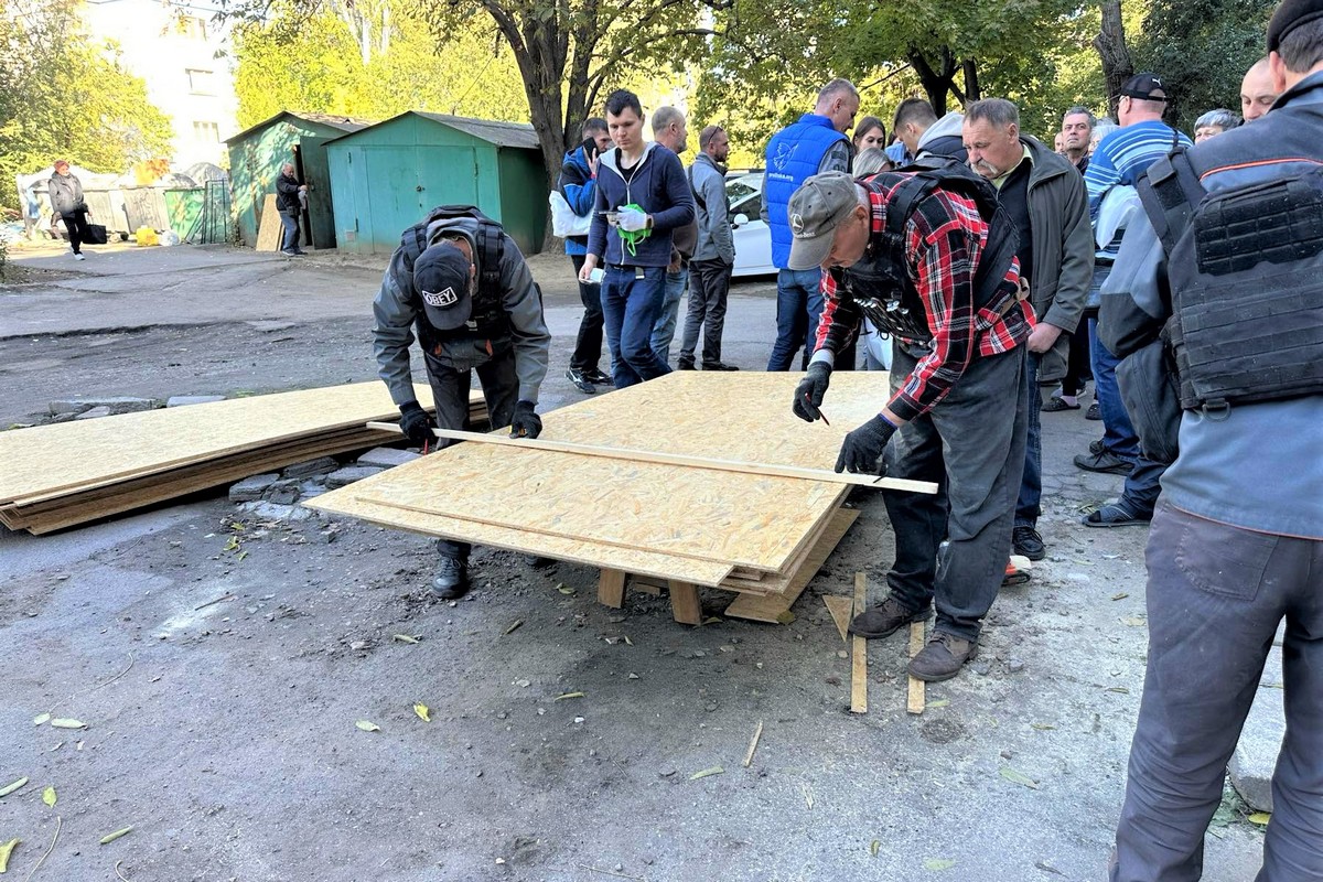 Обстріли центру Нікополя та приватного сектору: комунальники усувають наслідки