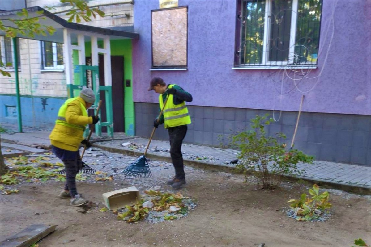 Обстріли центру Нікополя та приватного сектору: комунальники усувають наслідки