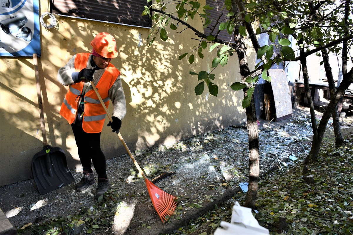 Обстріли центру Нікополя та приватного сектору: комунальники усувають наслідки