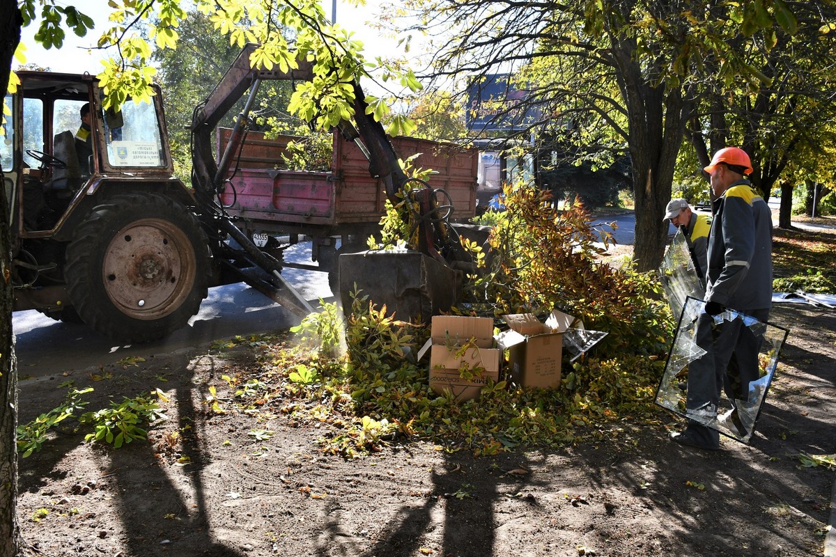 Обстріли центру Нікополя та приватного сектору: комунальники усувають наслідки