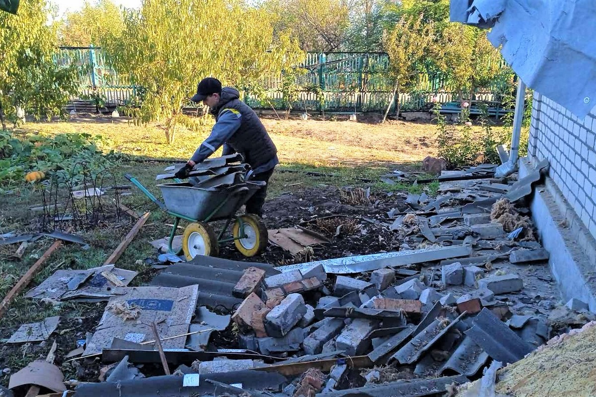 Обстріли центру Нікополя та приватного сектору: комунальники усувають наслідки