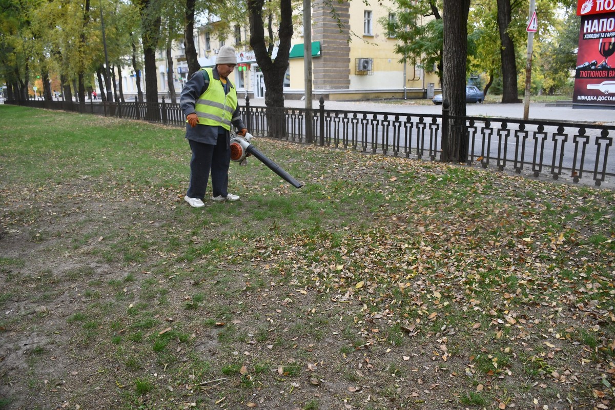 У Нікополі комунальники усувають наслідки обстрілів і проводять сезонні роботи: фото