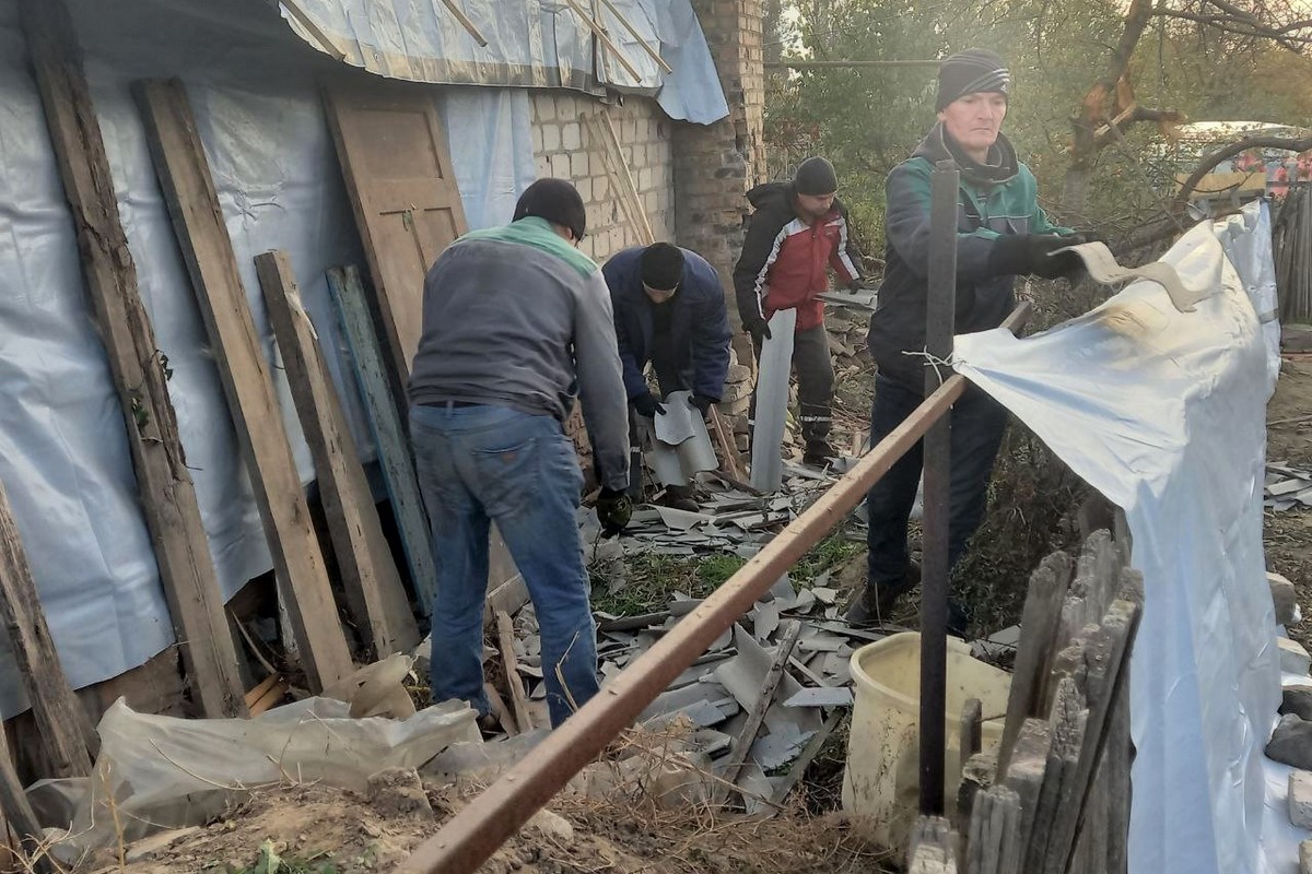 У Нікополі комунальники усувають наслідки обстрілів і проводять сезонні роботи: фото