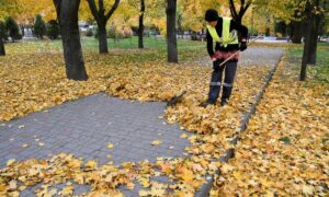 Нікополь восени: комунальники усувають наслідки обстрілів і проводять сезонні роботи (фото)