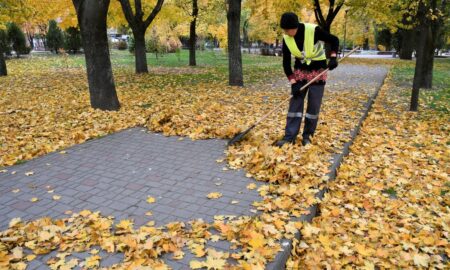 Нікополь восени: комунальники усувають наслідки обстрілів і проводять сезонні роботи (фото)