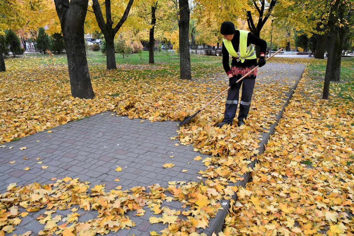 У Нікополі комунальники усувають наслідки обстрілів і проводять сезонні роботи: фото