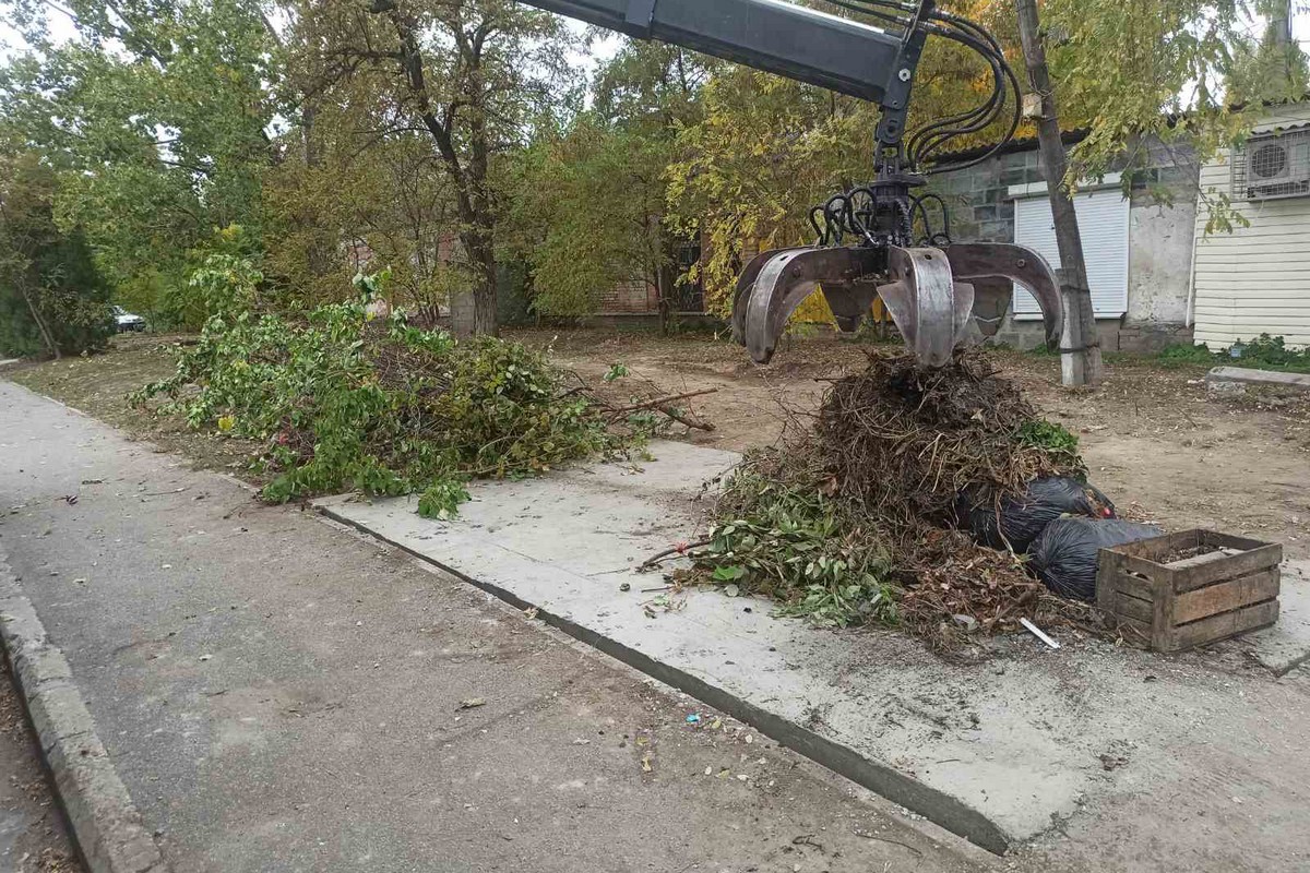 У Нікополі комунальники усувають наслідки обстрілів і проводять сезонні роботи: фото