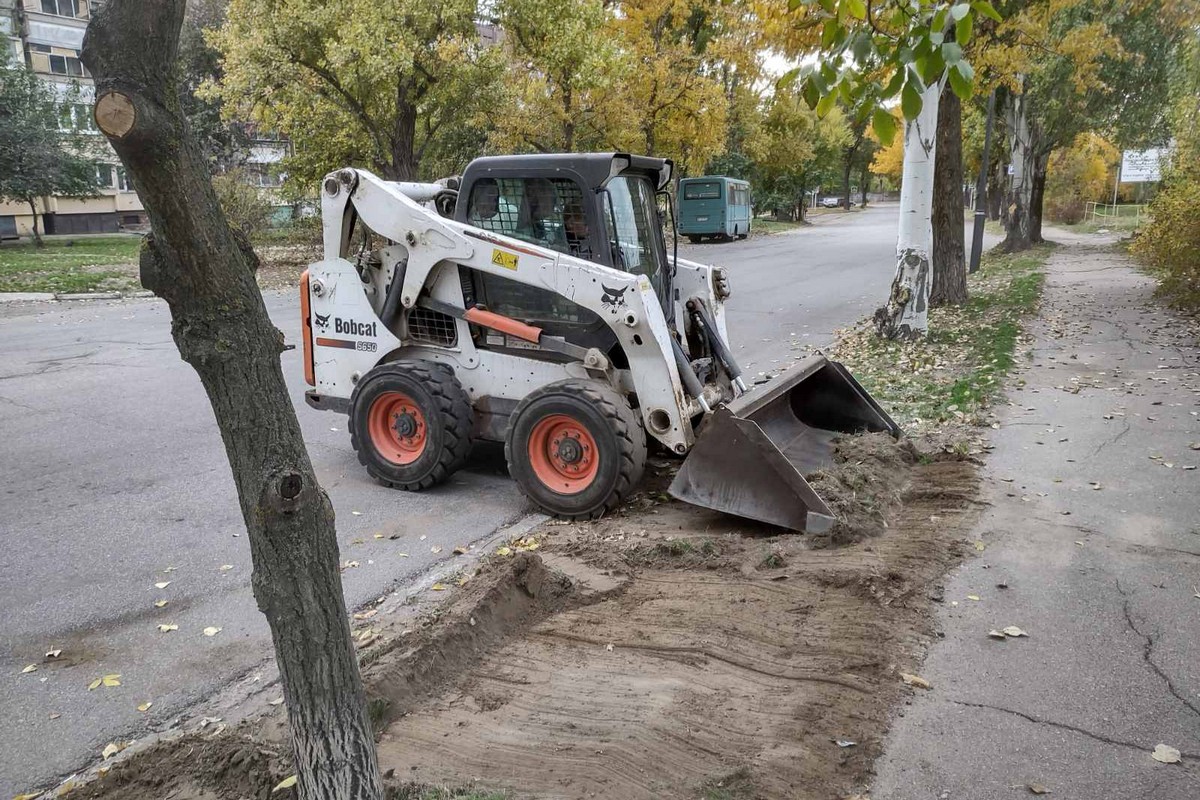 У Нікополі комунальники усувають наслідки обстрілів і проводять сезонні роботи: фото