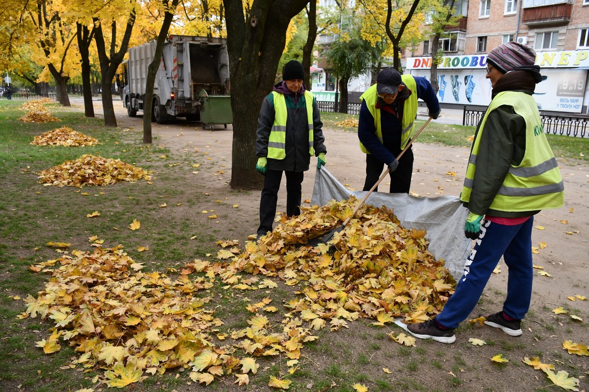 У Нікополі комунальники усувають наслідки обстрілів і проводять сезонні роботи: фото