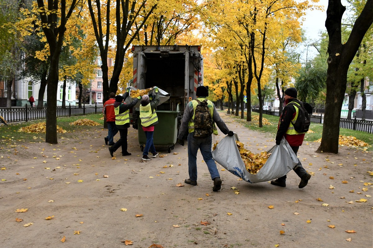 У Нікополі комунальники усувають наслідки обстрілів і проводять сезонні роботи: фото