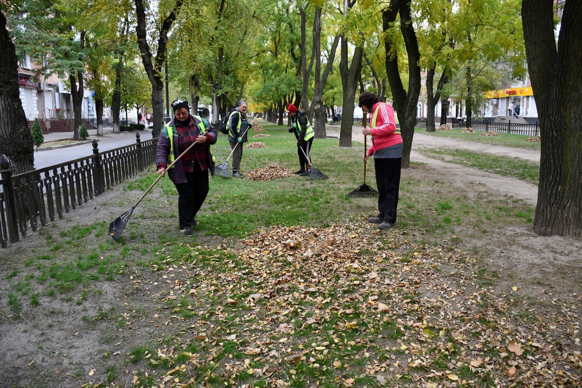 У Нікополі комунальники усувають наслідки обстрілів і проводять сезонні роботи: фото