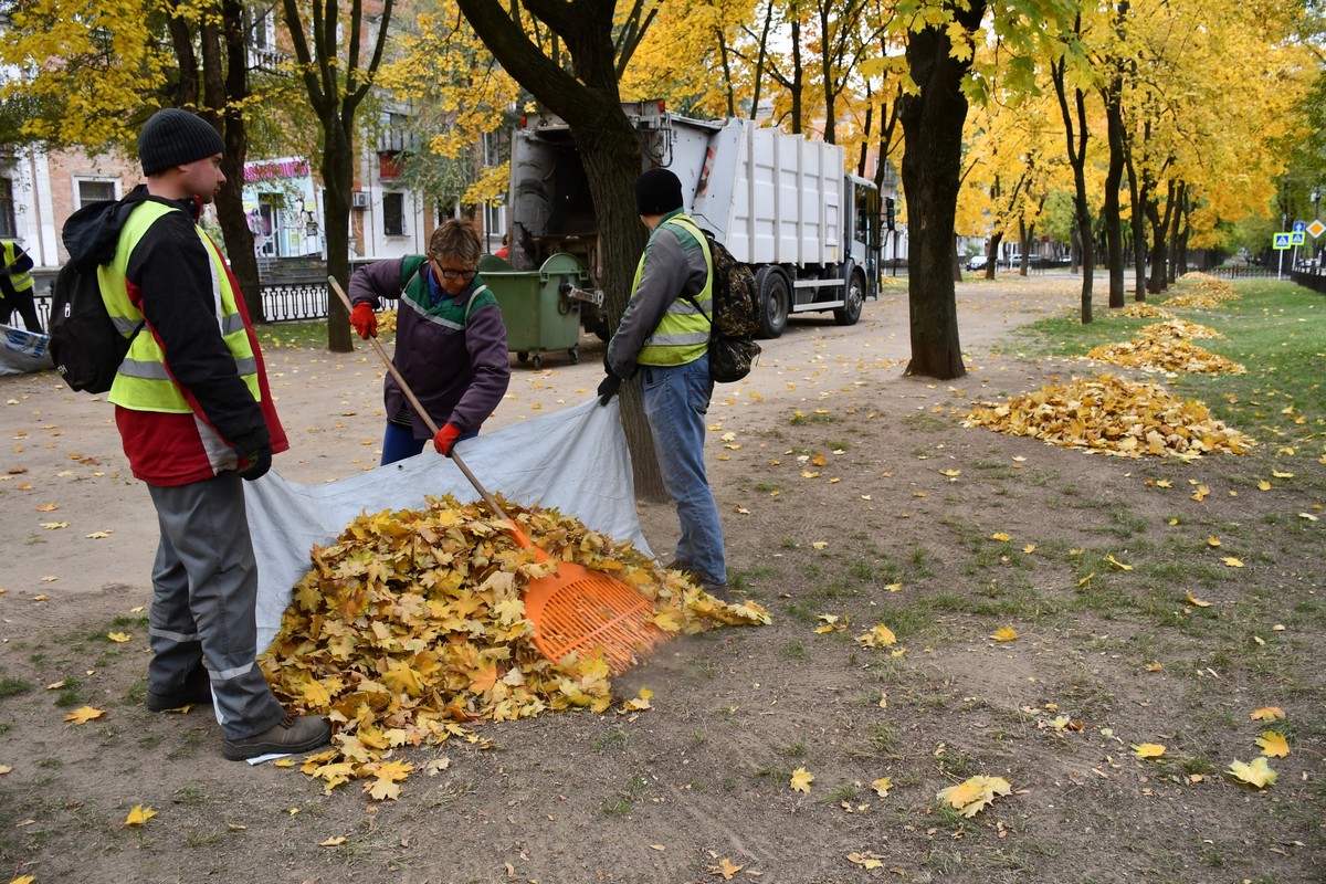 У Нікополі комунальники усувають наслідки обстрілів і проводять сезонні роботи: фото