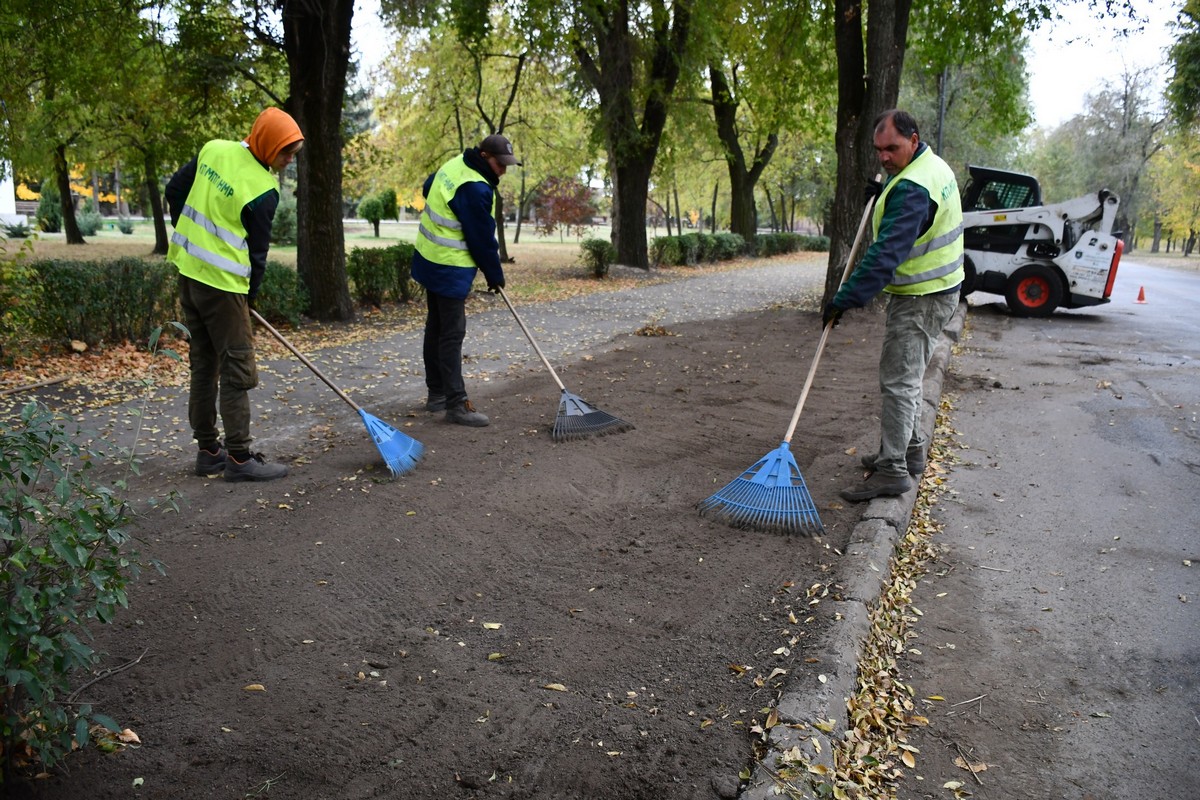 У Нікополі комунальники усувають наслідки обстрілів і проводять сезонні роботи: фото