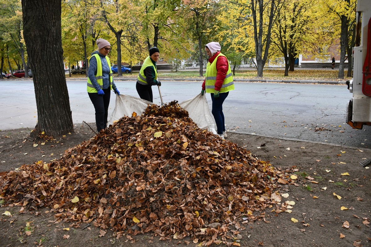 У Нікополі комунальники усувають наслідки обстрілів і проводять сезонні роботи: фото