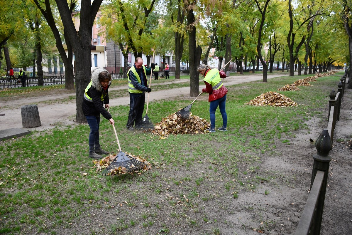 У Нікополі комунальники усувають наслідки обстрілів і проводять сезонні роботи: фото