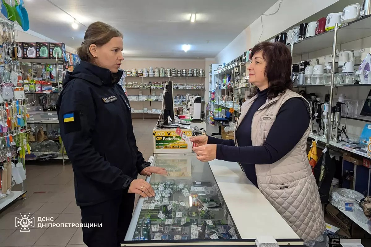 У Марганці рятувальники провели бесіди у закладі торгівлі: фото