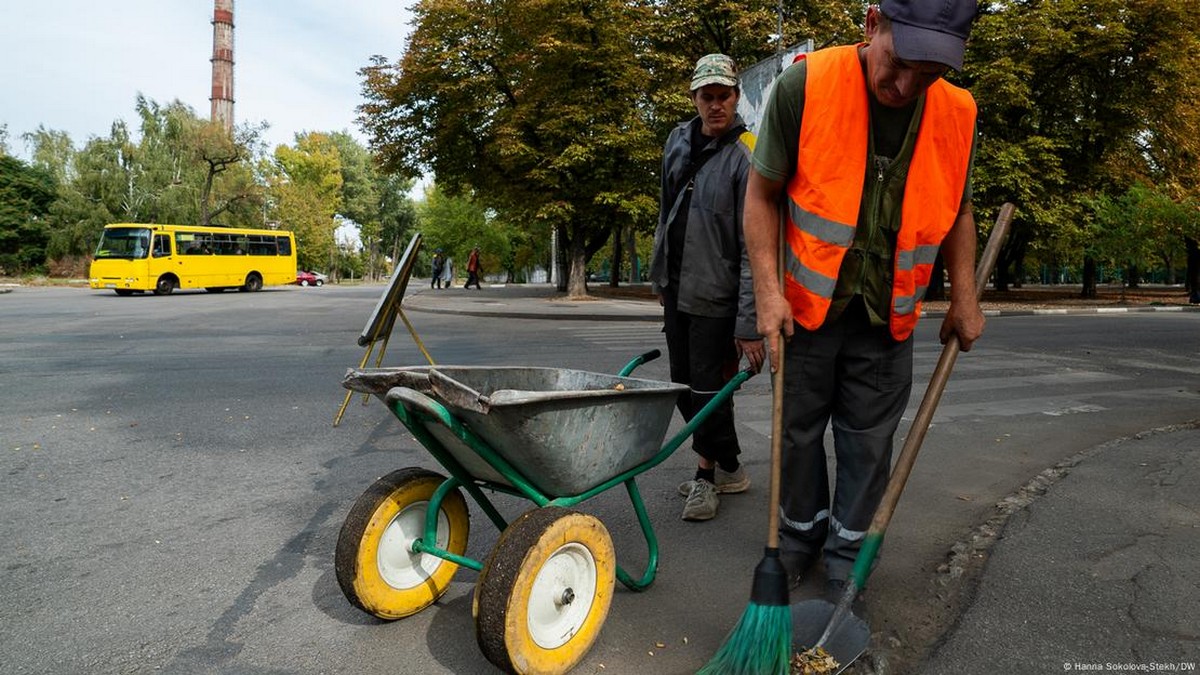 Комунальник підмітає вулицю, Нікополь, вересень 2024Фото: Hanna Sokolova-Stekh/DW