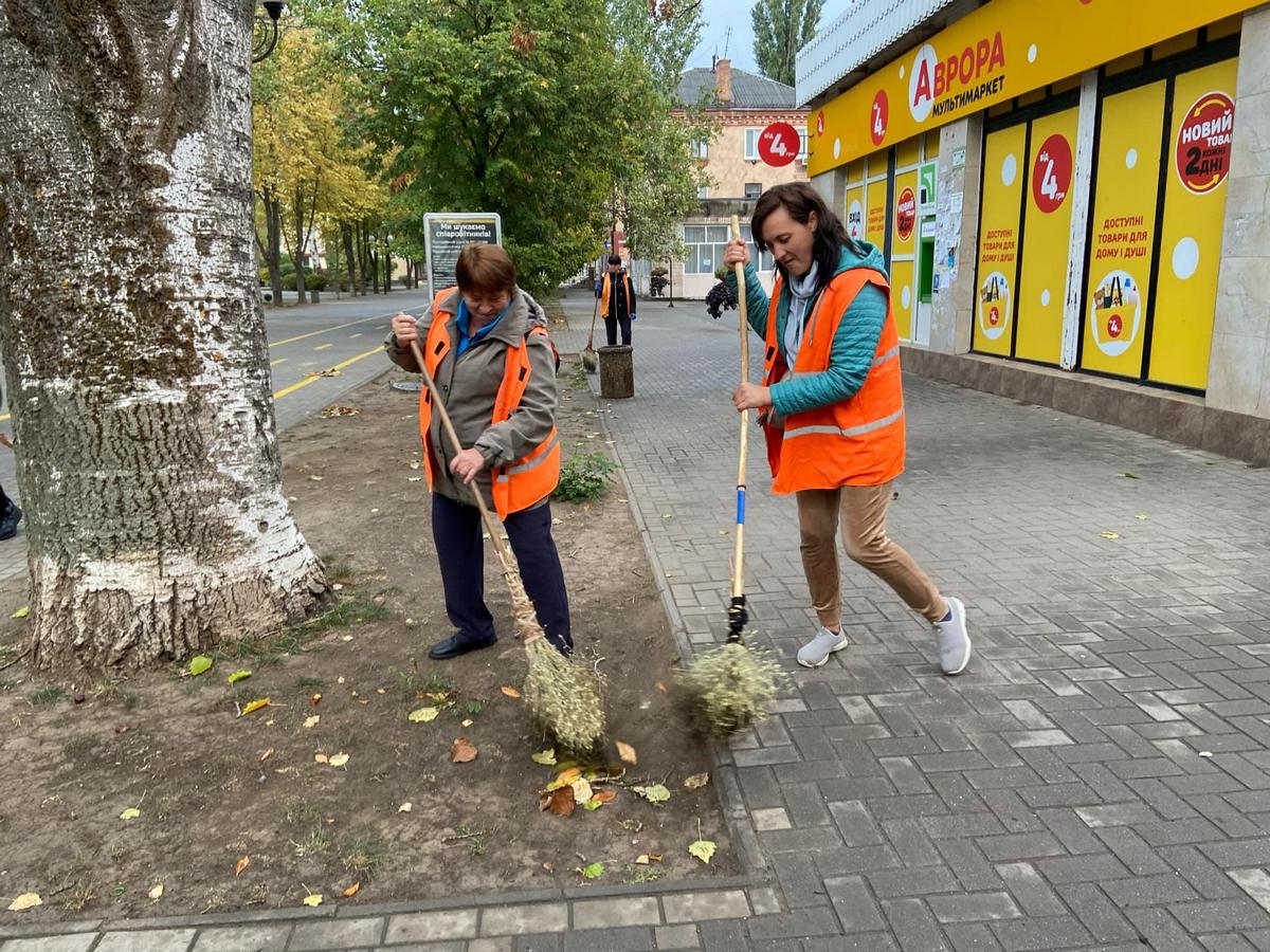 Чим займаються комунальники Покрова восени (фото) 1 Чим займаються комунальники Покрова восени (фото)