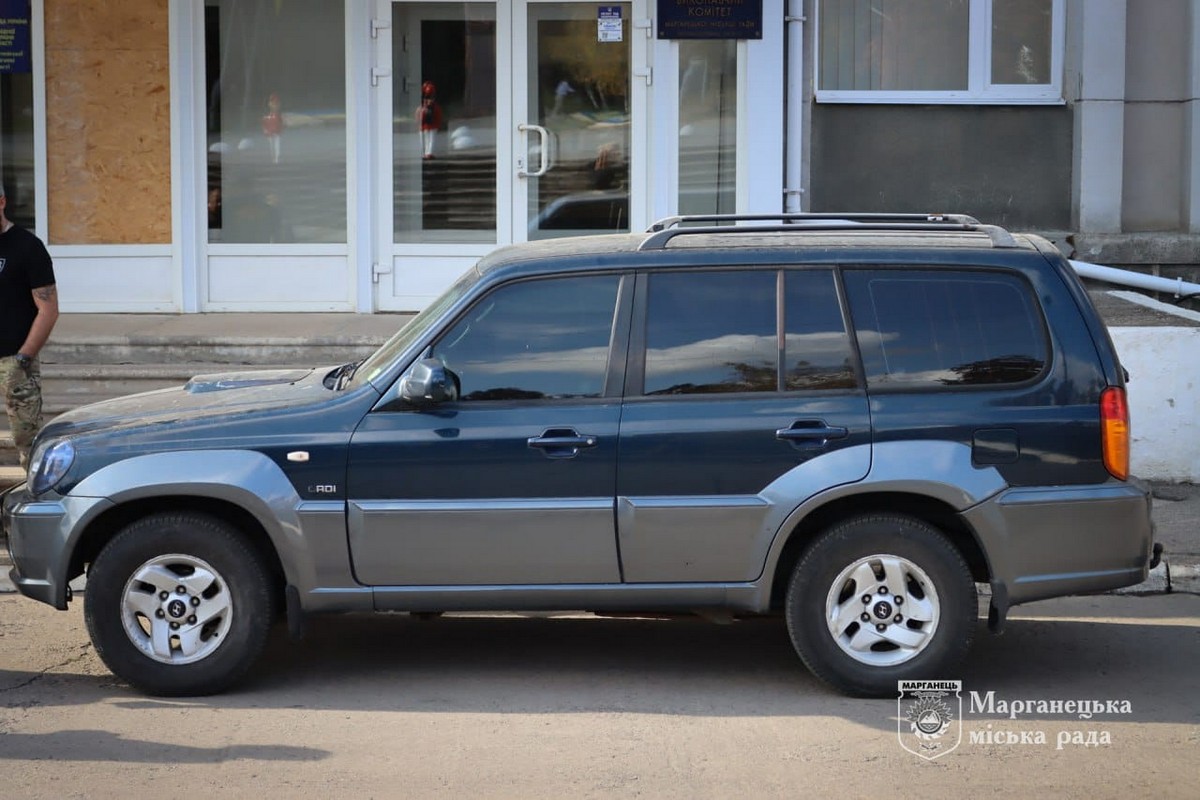 Марганець передав військовим автомобіль Hyundai Terracan