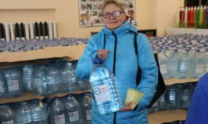 Мешканці Покрова продовжують отримувати воду від благодійників (фото)