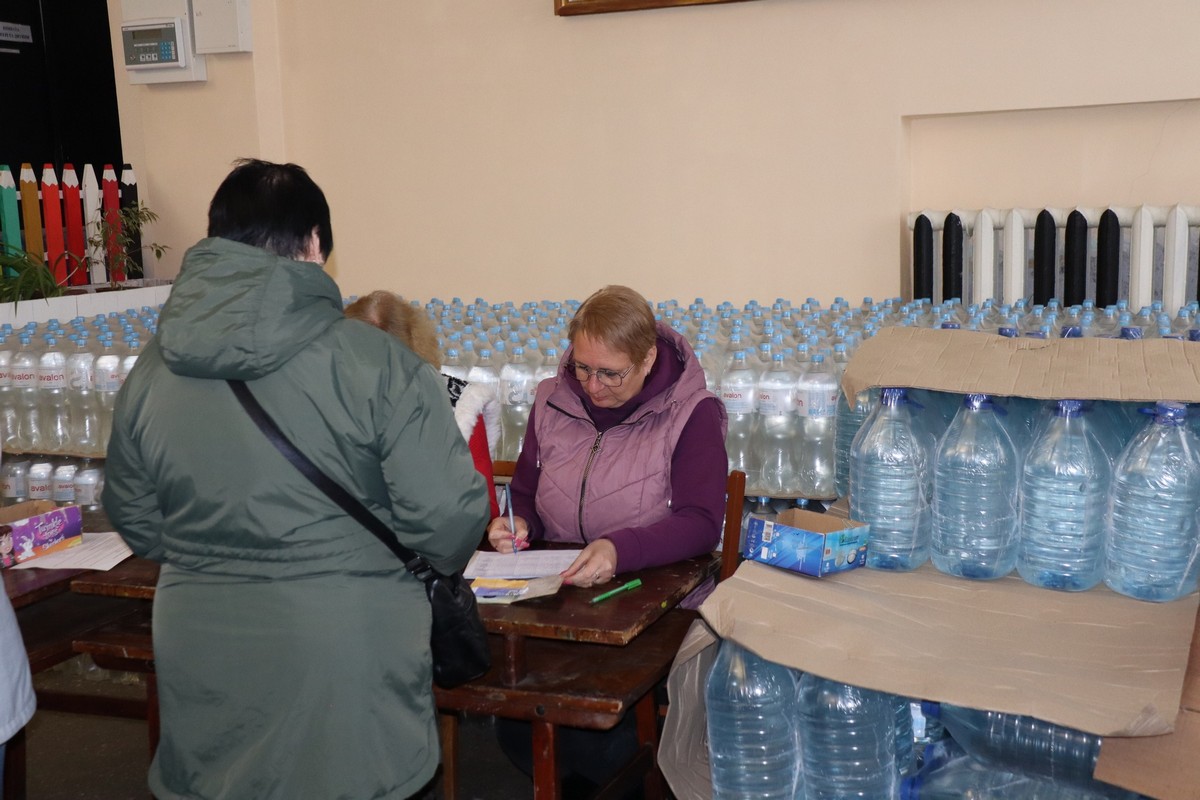 Мешканці Покрова продовжують отримувати воду від благодійників (фото) 3