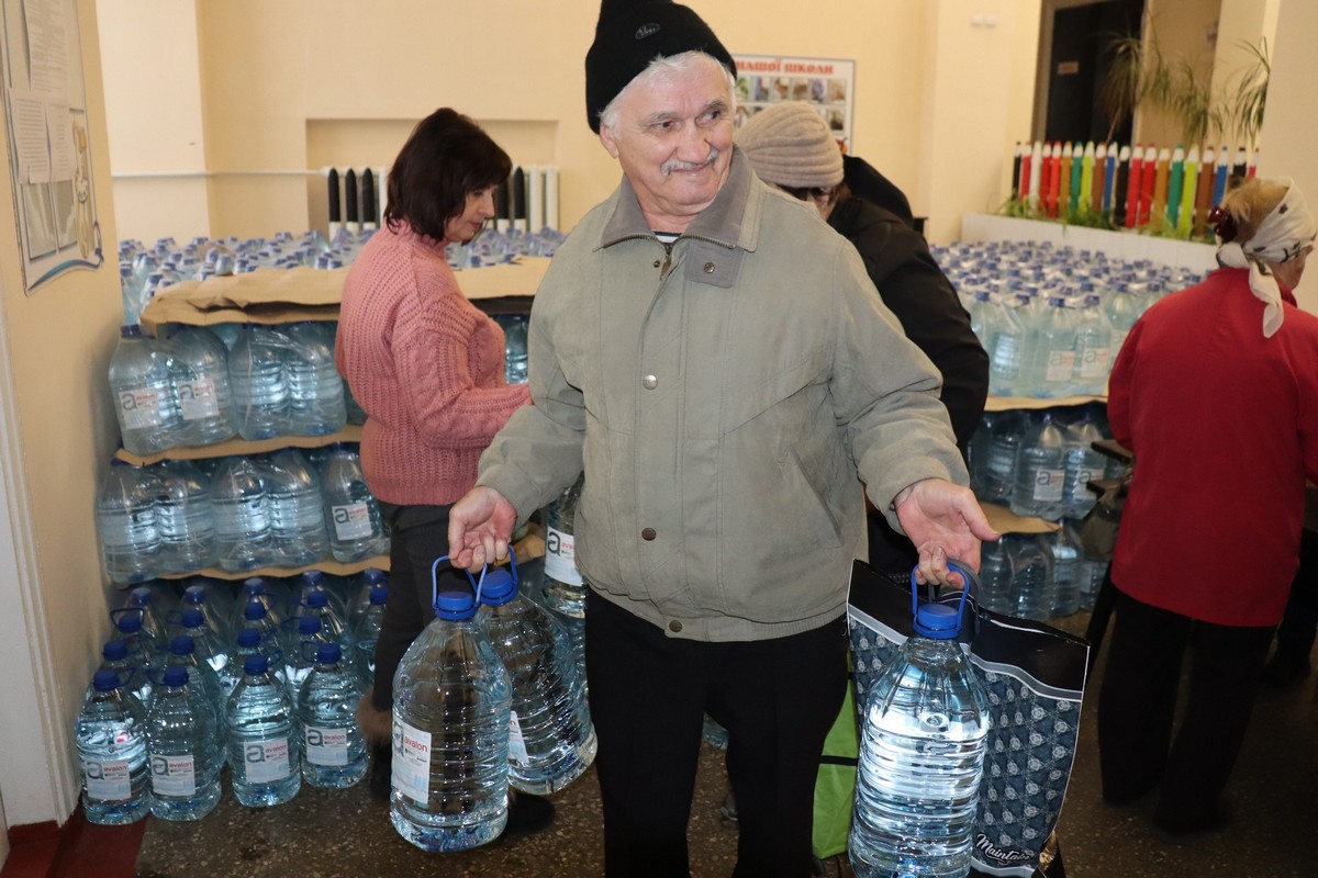 Мешканці Покрова продовжують отримувати воду від благодійників (фото) 6