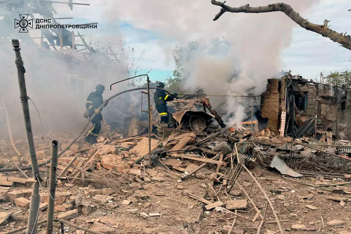 На Нікопольщині внаслідок ворожого обстрілу горів зруйнований житловий будинок 1 На Нікопольщині внаслідок ворожого обстрілу горів зруйнований житловий будинок