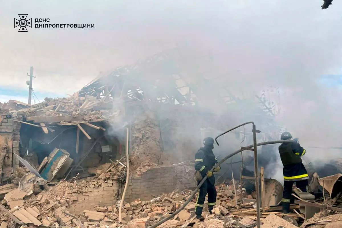 На Нікопольщині внаслідок ворожого обстрілу горів зруйнований житловий будинок 2