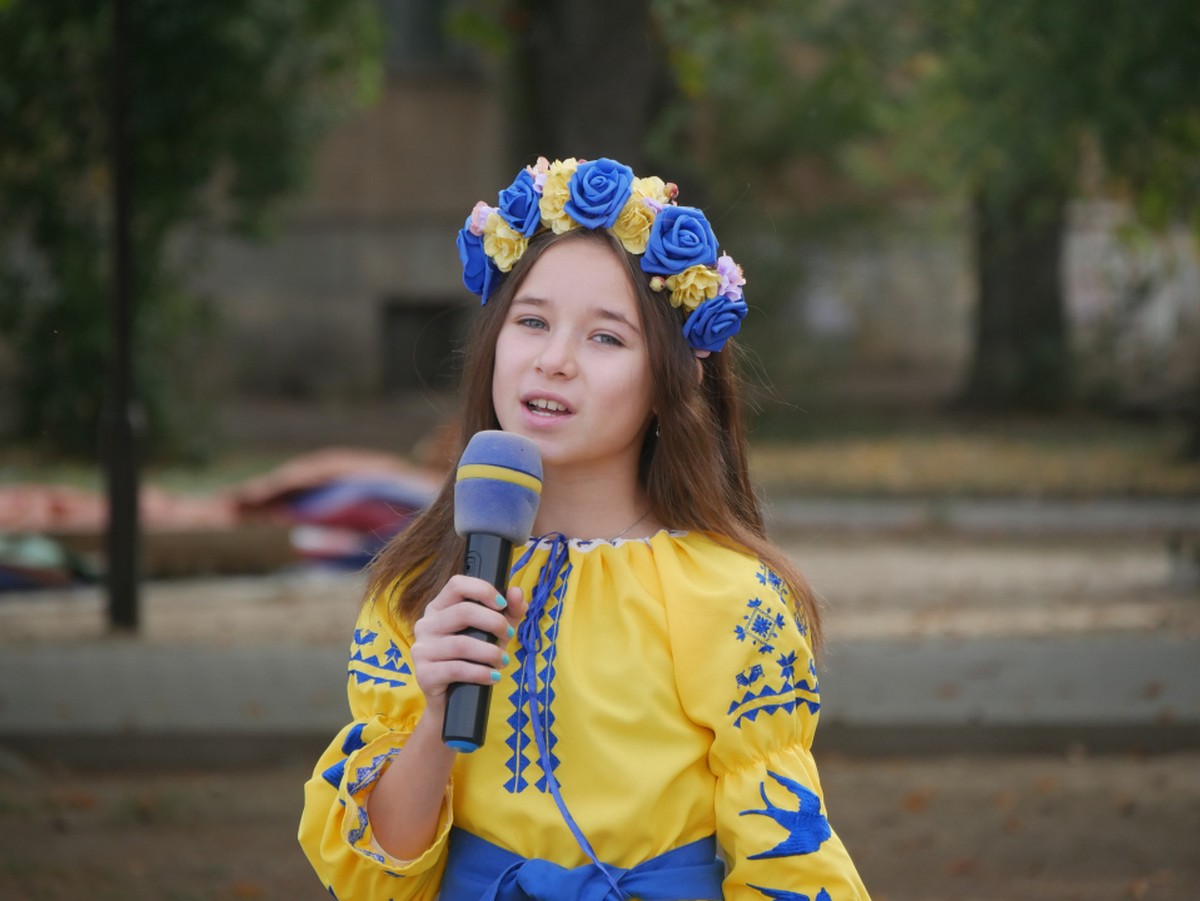 Листи, сувеніри, смаколики: діти з Покрова підтримують Захисників (фото) Діти з Покрова підтримують Захисників. І таку підтримку важко переоцінити. Малюнки, листи, зворушливі сувеніри й смаколики – такі бажані подарунки для воїнів ЗСУ, які стають оберегами, - пише пресслужба міського голови Покрова Тут кажуть, що з перших днів повномасштабного вторгнення Покров допомагає Захисникам. Публікують зворушливі фото. Разом з дорослими подяку й підтримку військовим висловлюють діти. Сотні листів, поробок, малюнків та оберегів вже передано героям. Наші мистецькі та освітні осередки у рамках патріотичних онлайн-марафонів записали безліч пісень, віршів, слів побажань, які долітають до Героїв, надихаючи їх. Бо кожен такий прояв уваги – це зв'язок з рідним домом, тепло, яке зігріває наших незламних воїнів. Вони носять їх біля серця – листівки й малюнки, саморобних янголів, - йдеться у повідомленні Зазначається, що чергові подарунки передали юні покровчани до Дня Захисників і Захисниць України. Загальноосвітні заклади продумували кожну деталь, кожен сувенір, котрий відправлявся до військових. Разом з оберегами діти відсилають частку своєї душі з вірою та надією, бажаючи найголовнішого – щоб з перемогою скоріше поверталися додому!- кажуть у пресслужбі Дитяча творчість надає сил українським героям, які з передової записують відеоподяки маленьким патріотам з великими серцями. Дітям, заради яких ведуть боротьбу - за їхнє мирне небо і мирне майбутнє, - додають журналісти 