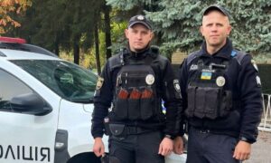 Поліцейські Нікополі допомогли мамі з 4 річним сином потрапити до лікарні