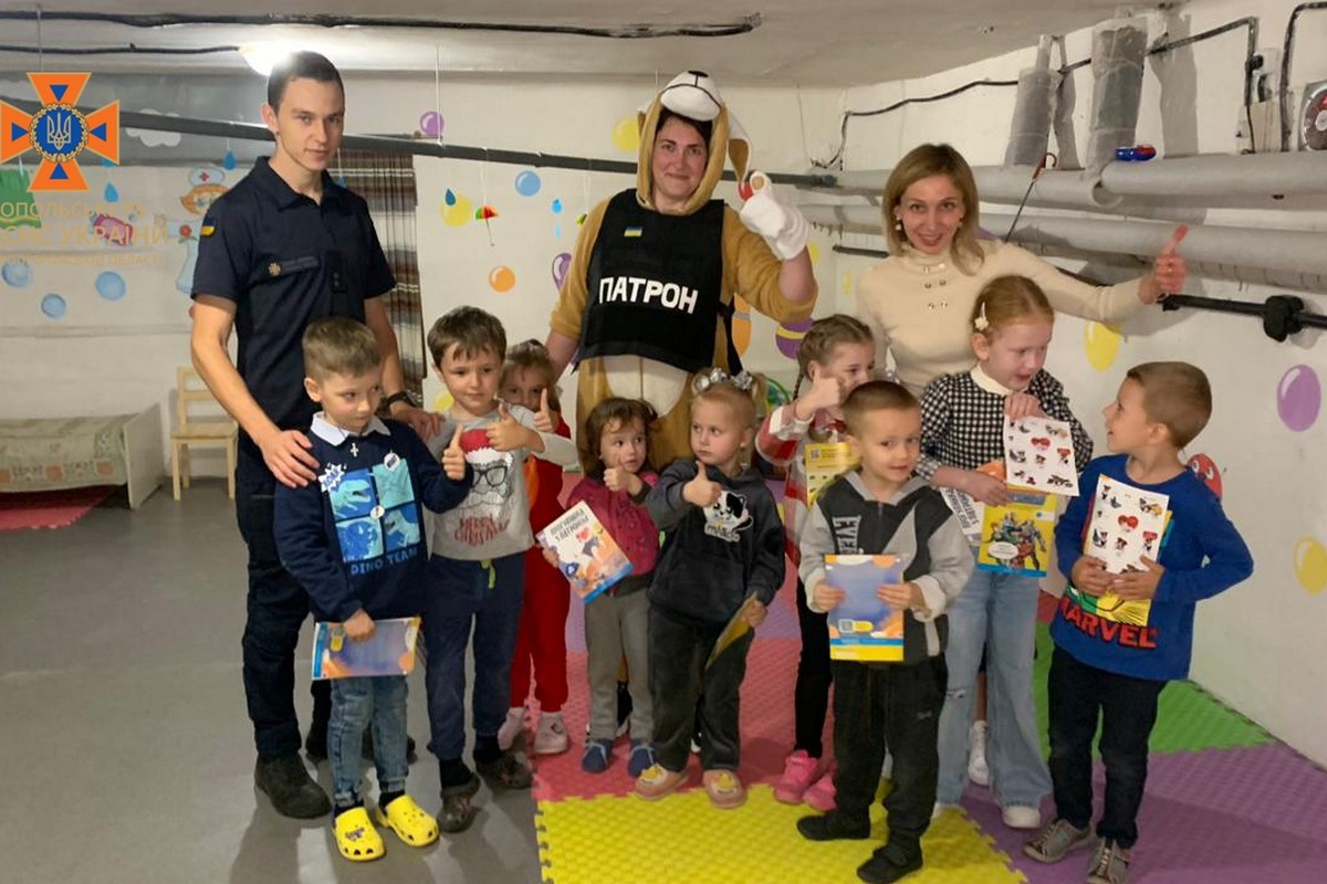 Рятувальники Нікополя провели пізнавальний урок для вихованців дошкільного навчального закладу 1 Рятувальники Нікополя провели пізнавальний урок для вихованців дошкільного навчального закладу