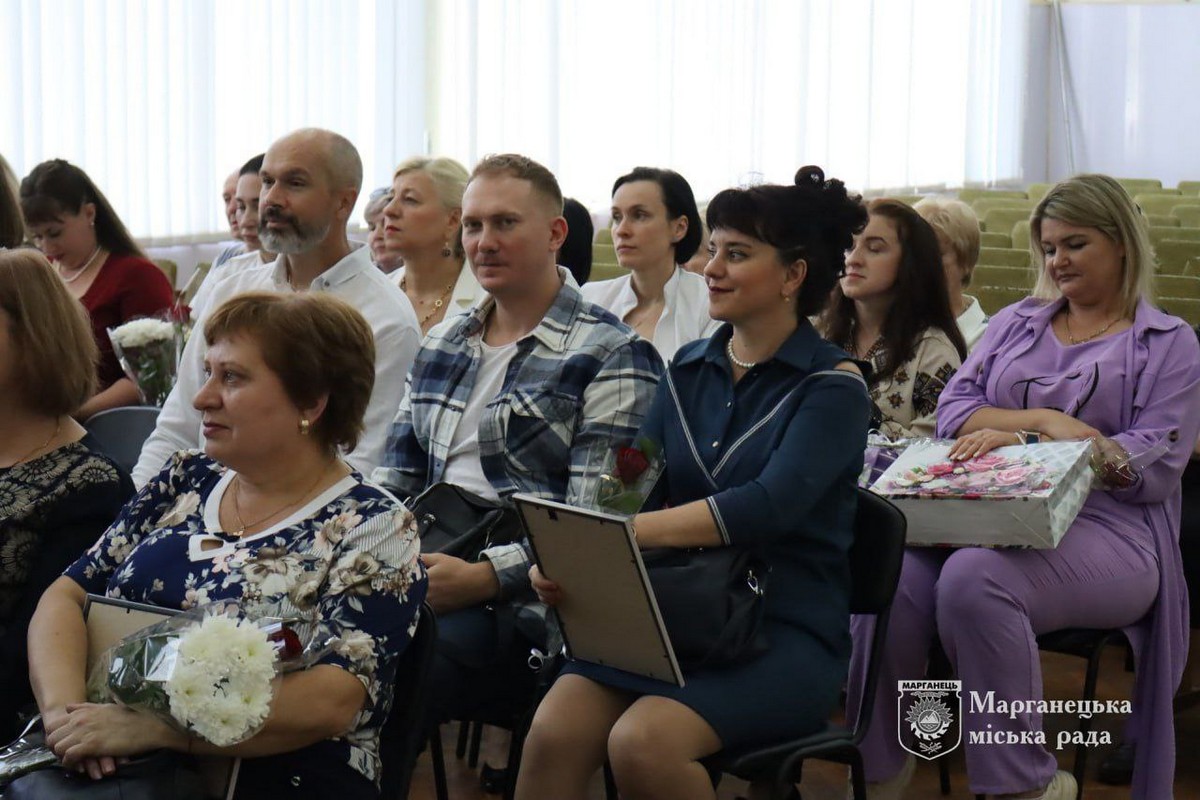 У Марганці освітян привітали з професійним святом 11