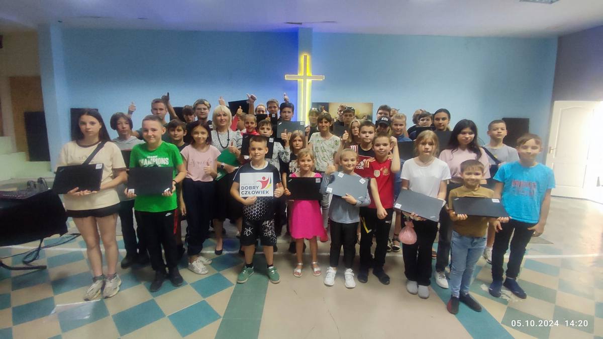 У Нікополі діти отримали ноутбуки від благодійників (фото) 1 У Нікополі діти отримали ноутбуки від благодійників (фото) 2