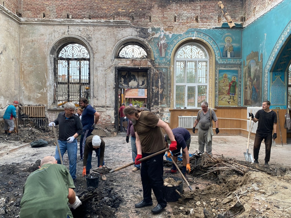 У Нікополі завершили розбирати завали храму УПЦ МП, який згорів 12 вересня (фото) 4