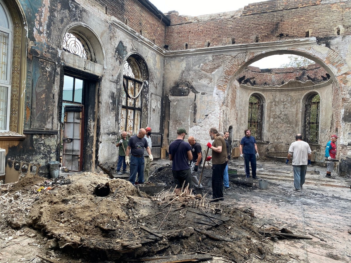 У Нікополі завершили розбирати завали храму УПЦ МП, який згорів 12 вересня (фото) 8