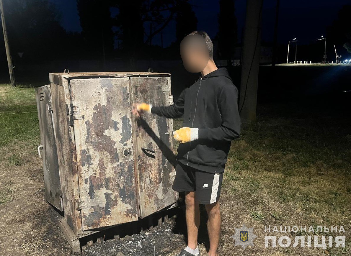 У Покрові двоє підлітків спалили  спали військовий автомобіль та релейну шафу (фото, відео) 2