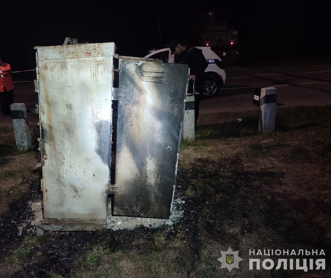 У Покрові двоє підлітків спалили  спали військовий автомобіль та релейну шафу (фото, відео) 3