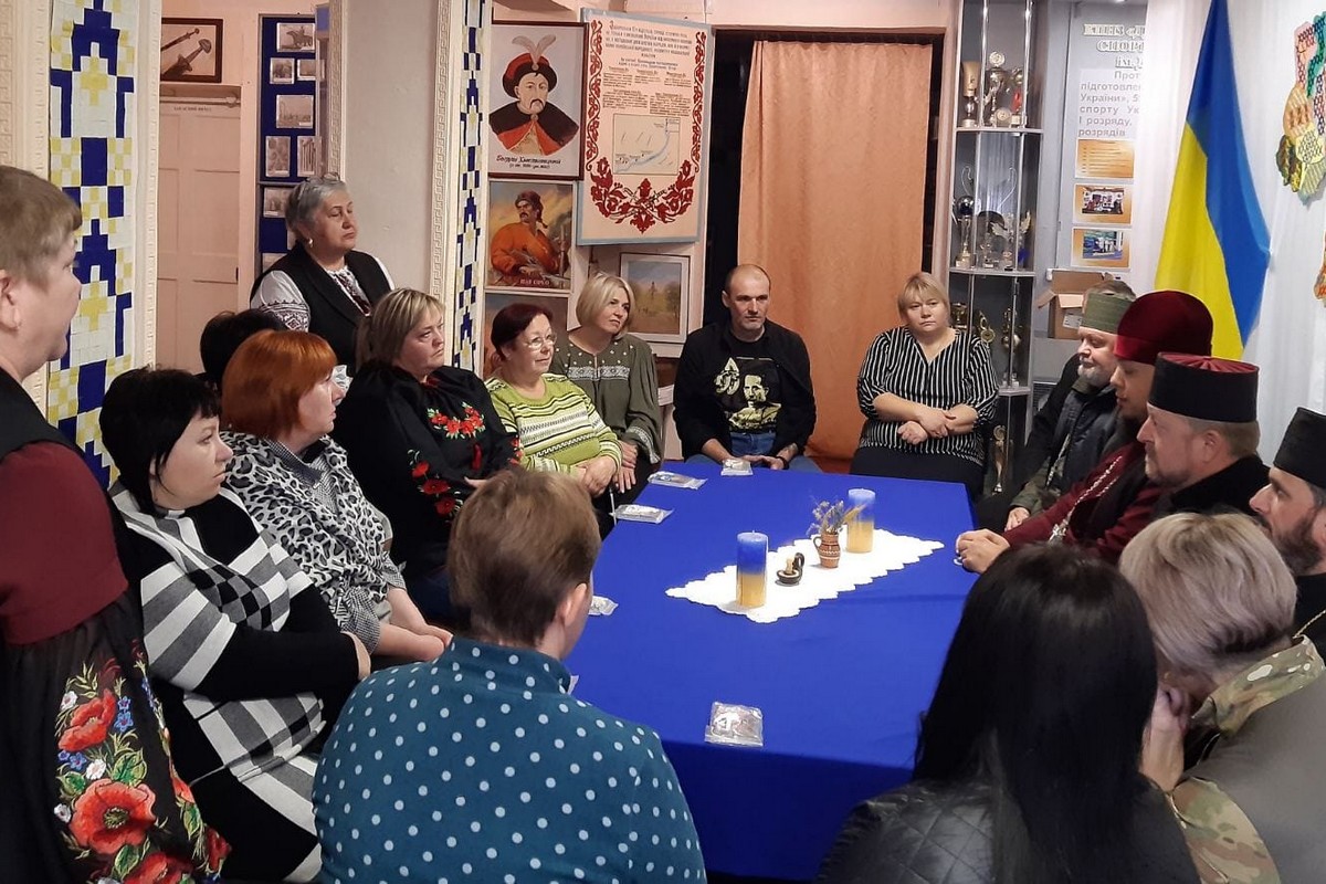 У Покрові священики ПЦУ зустрілися із родинами загиблих Героїв (фото) 1 У Покрові священики ПЦУ зустрілися із родинами загиблих Героїв 6