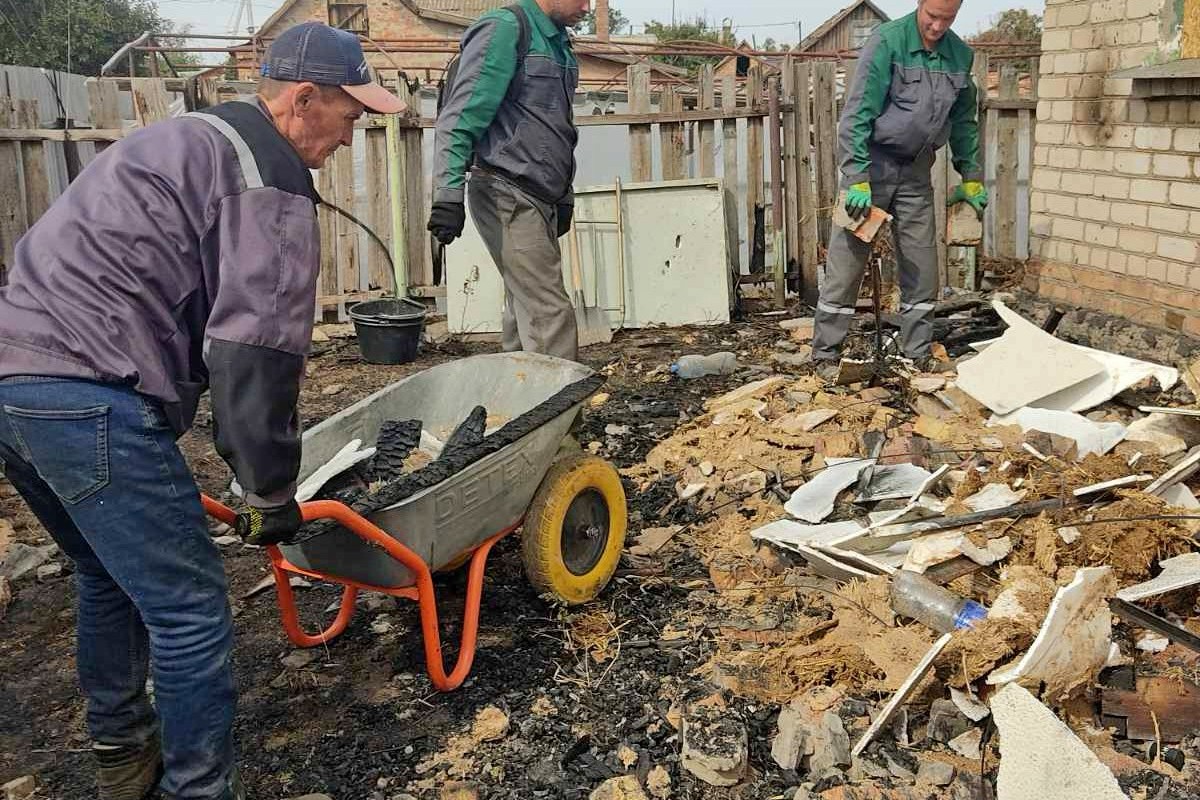 як комунальники Нікополя допомагали людям ліквідовувати наслідки обстрілів 10