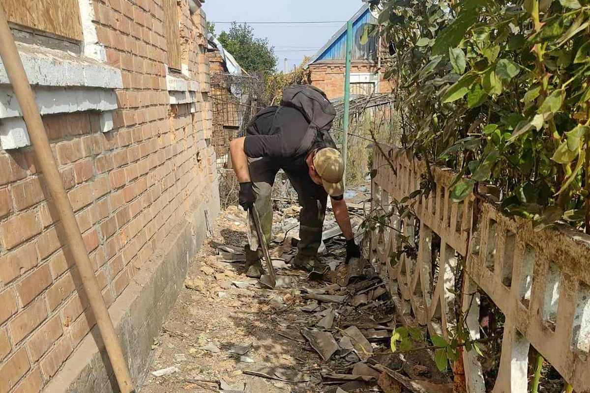 як комунальники Нікополя допомагали людям ліквідовувати наслідки обстрілів 11