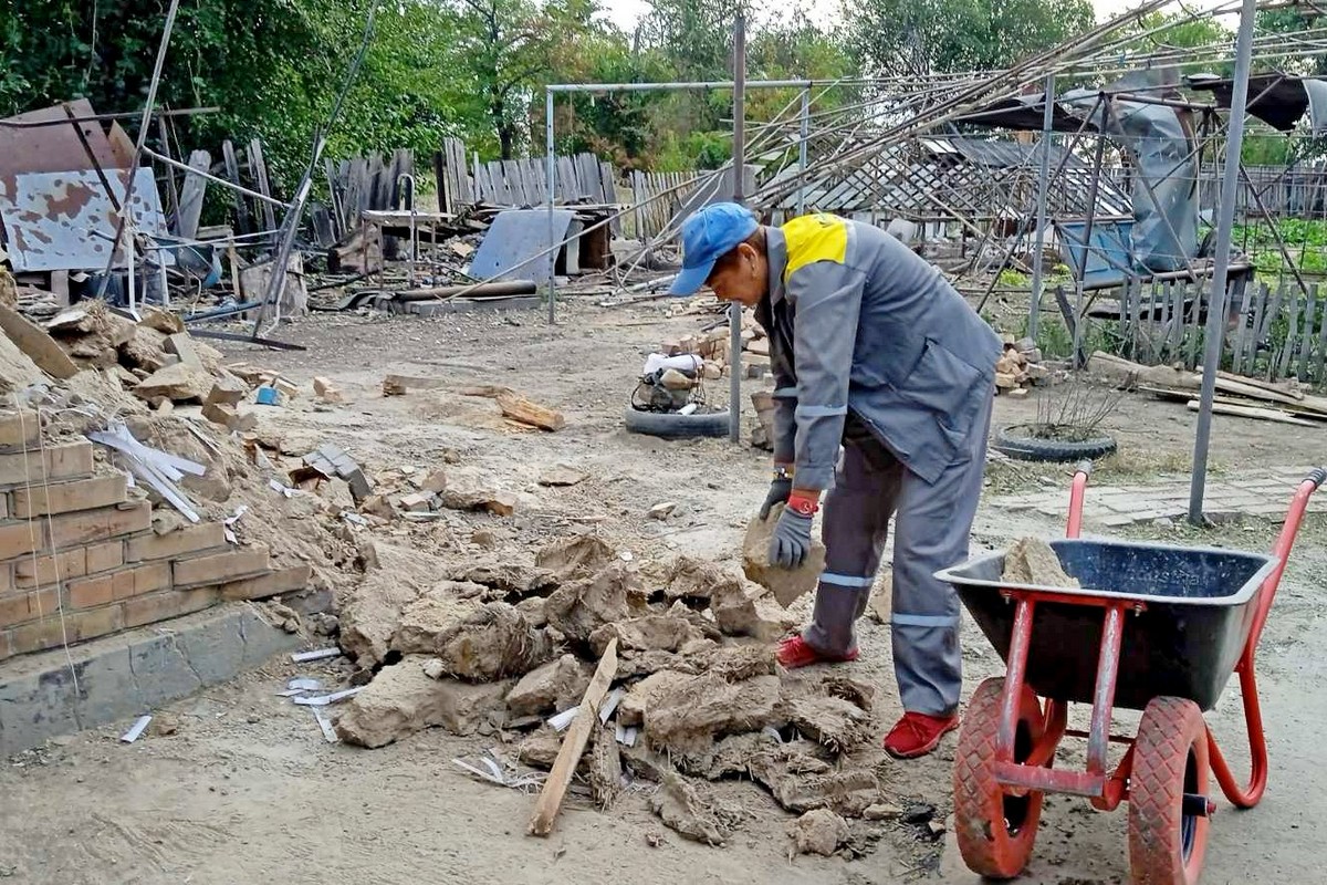 як комунальники Нікополя допомагали людям ліквідовувати наслідки обстрілів 14