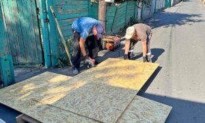 як комунальники Нікополя допомагали людям ліквідовувати наслідки обстрілів 18